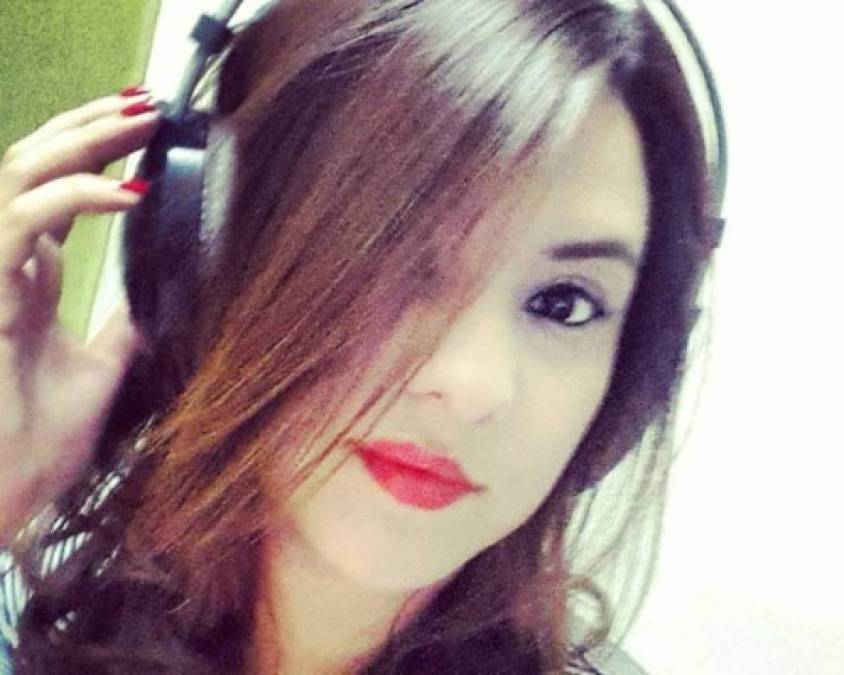 Nikole destaca en la Top 102.9 en donde de lunes a sábado la podemos escuchar y hasta ver con los enlaces que ella realiza mediante facebook.