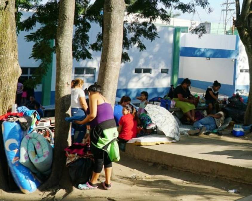 Son las 4:00 de la mañana y las afueras del hospital Mario Rivas de San Pedro Sula comienzan a abarrotarse de hondureños que llegan con el anhelo de que sus dolencias sean atendidas. Todos madrugan para poder lograr un cupo, sobre todo con los especialistas, pues están conscientes de que es el hospital de los pobres y la demanda es grande. Fotos José Cantarero/LA PRENSA.