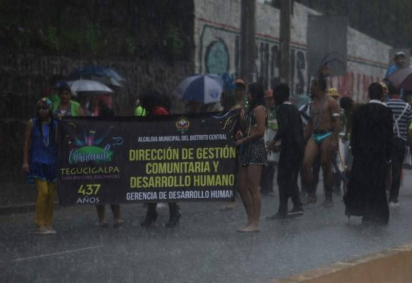 También programó la presentación de bandas de guerra, show de motocicletas, vestidos reciclados, autos transformados, entre otros.