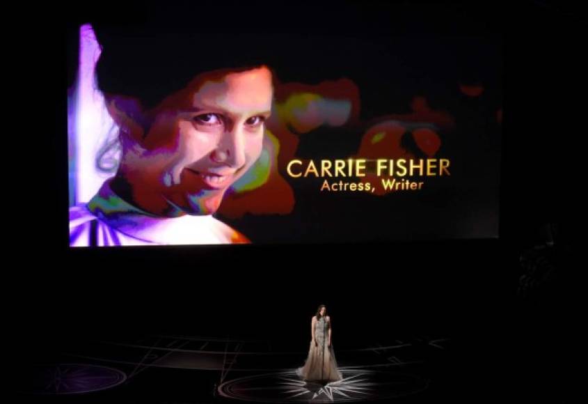Uno de los momentos emotivos de la noche fue cuando se rindió tributo a las celebridades ya fallecidas, entre ellas la actriz Carrie Fisher.