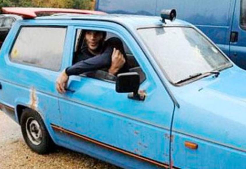 El caso más extremo. Lo que sucedió con el ex futbolista David James, quien militó en varios clubes de la Premier League y en un momento ocupó un auto más que humilde.