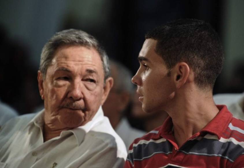 Sobre el Elián criado en Cuba, Ramón Saúl Sánchez, uno de los líderes de las protestas con las que los cubanos de Miami trataron infructuosamente de impedir que el menor fuera devuelto a la Isla, subraya que le 'lavaron el cerebro' los 'responsables de que su madre muriera'.