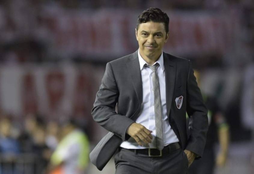 A pesar de las dudas que le hicieron plantearse su continuidad en River y de los rumores que lo situaban en el Atlético de Madrid, Marcelo Gallardo continuará un año más en las filas de los 'millonarios', tal y como ha confirmado el propio futbolista. 'Gracias a que tuve días para reflexionar y me ayudaron a reflexionar. Voy a seguir un año más. Seguir acá es lo que me dicta el corazón, es lo que siento', declaró Gallardo.