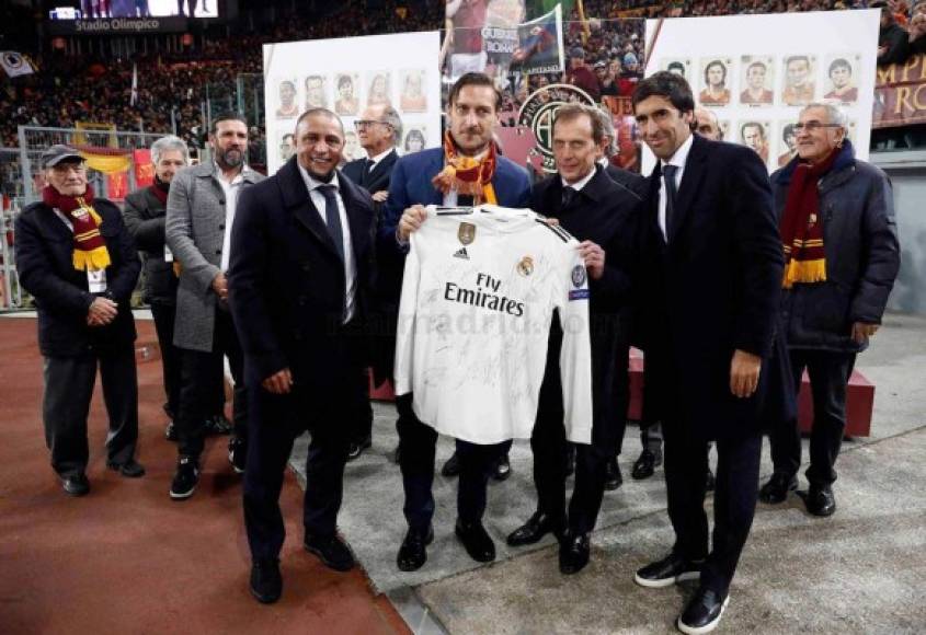 Totti posa con Emilio Butragueño, Raúl González y Roberto Carlos y una camiseta del Real Madrid firmada.