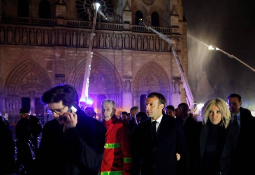 'Reconstruiremos la catedral', prometió el presidente francés Emmanuel Macron tras visitar la zona del siniestro.