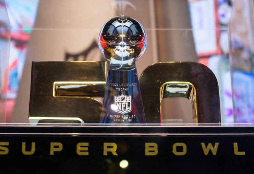 Sin lugar a dudas, la pieza más codiciada del mundo NFL es el trofeo Vince Lombardi. El título de la Super Bowl está expuesto en el Experience de San Francisco. Foto AFP/ Jason Watson.