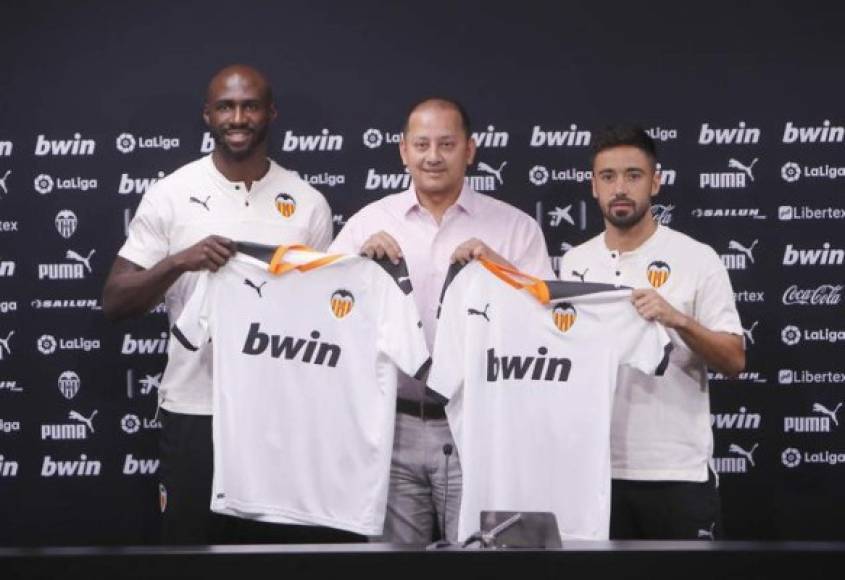 El Valencia ha hecho la presentación de sus dos nuevos fichajes, el español Jaume Costa y el francés-belga Eliaquim Mangala . Ambos futbolistas ya han posado como valencianistas.