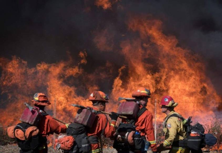 El incendio Easy, que se registra en Simi Valley, 56 km al oeste de Los Ángeles, obligó a evacuar la biblioteca presidencial Ronald Reagan y amenaza 6,500 residencias, según los bomberos.