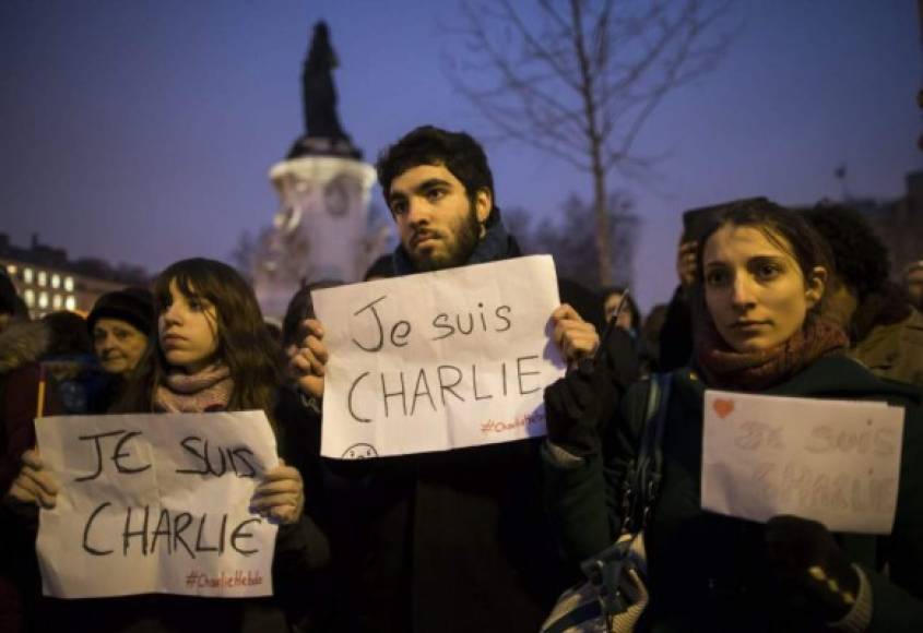 Más de 100.000 personas se concentraron en toda Francia este miércoles por la tarde para rendir homenaje a las víctimas del sangriento atentado contra el semanario Charlie Hebdo, según cálculos de la AFP.
