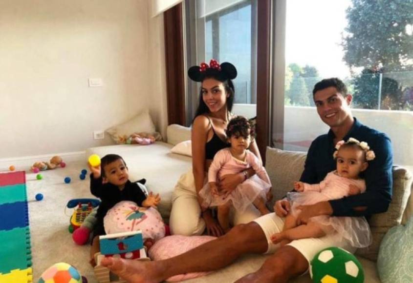 En cuanto al perfil extremadamente público que tiene la familia Ronaldo, Georgina Rodríguez destacó que, “genera mucha curiosidad y con las redes sociales tenemos que agradecer a todas las personas por el cariño que nos brindan todos los días'.