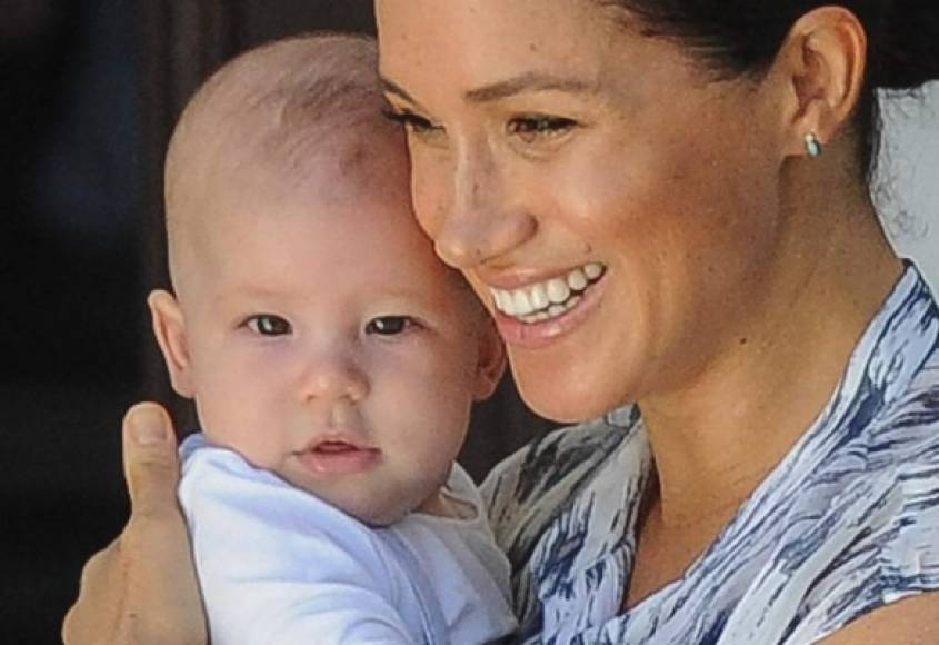 'Tengo a los dos mejores chicos, así que estoy muy contenta', declaró Meghan al presentar a su bebé, que no tiene ningún título de la realeza.