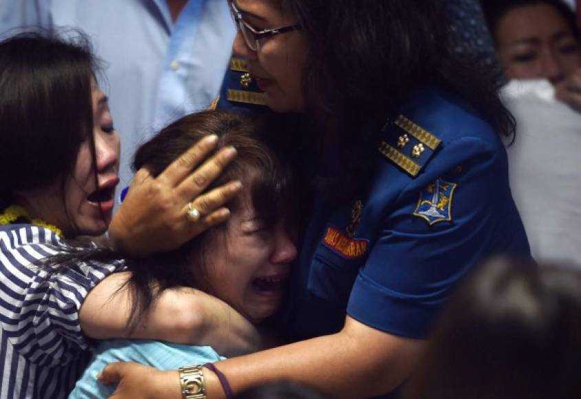El dolor de los familiares de los pasajeros del vuelo 8501 conmociona al mundo.