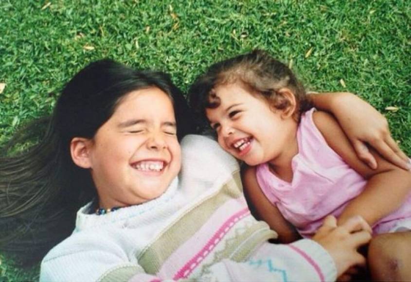 Pese a que no crecieron juntas, María Levy y su hermana Paula se aman profundamente. Las dos chicas han crecido y poseen una belleza y carisma que encanta en las redes sociales.