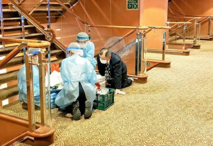 Japón impuso una cuarentena a un crucero con 3,711 personas a bordo y comenzó a realizar exámenes entre los pasajeros por el nuevo coronavirus, después de que un viajero que desembarcó en Hong Kong diera positivo por la neumonía viral.