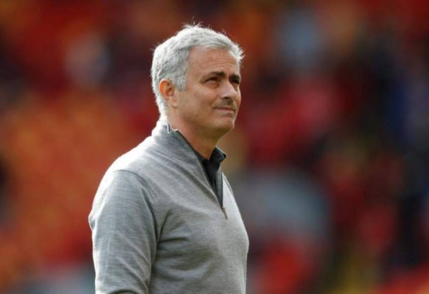 El técnico del Manchester United, José Mourinho, descartó finalizar su carrera como entrenador con los ‘Diablos Rojos’ e hizo un guiño al PSG, club al que quiere entrenar. 'Tiene algo especial. Magia, calidad, juventud. Es fantástico', declaró el estratega al hablar del equipo parisino.