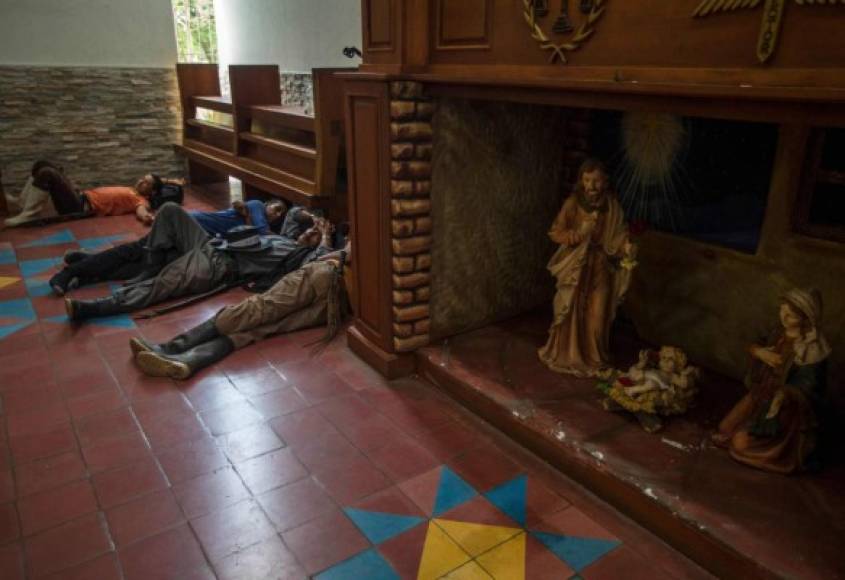 En tanto, decenas de personas se refugiaron en la catedral de Managua para pasar la noche mientras los tiroteos y enfrentamientos continuaban en las afueras.
