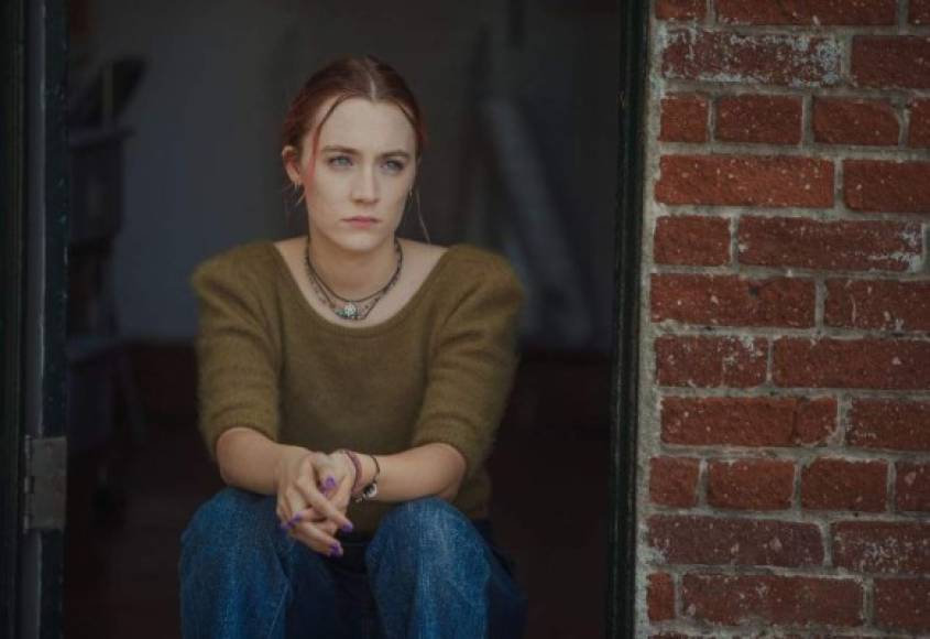 MEJOR ACTRIZ<br/><br/><br/>Saoirse Ronan- Lady Bird<br/><br/>Ronan había sido previamente nominada dos veces en los Premios de la Academia y tres en los Globos de Oro. La actriz de 23 años ganó una de sus nominaciones en los Globo de Oro como Mejor Actriz en una Película, por su papel en Lady Bird.<br/><br/>Soirse es la nominada más joven en la contienda.<br/><br/>