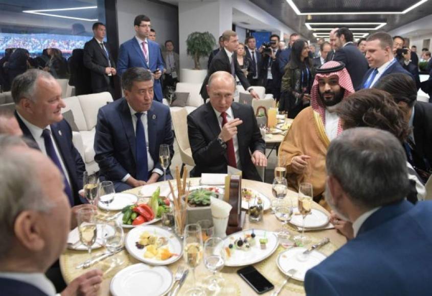 Al final del juego, Putin invitó al Príncipe Saudí a una cena que compartieron con otros directivos de la FIFA.