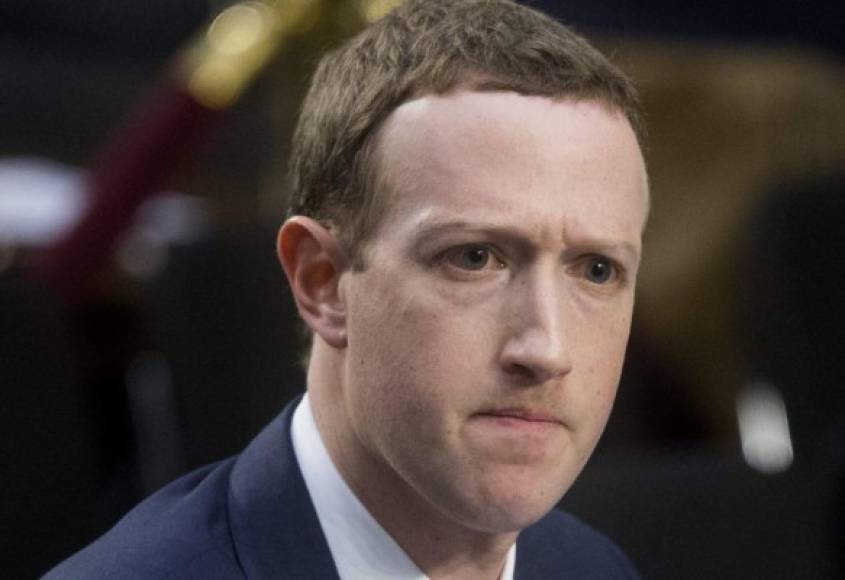 El senador Dick Durbin, acorraló al joven multimillonario al preguntarle: 'Señor Zuckerberg, ¿se sentiría cómodo diciéndonos en qué hotel se hospedó anoche?'.<br/><br/>El jefe de Facebook se negó a responder y luego Durbin le consultó si le daría los nombres de las personas a las que envió mensajes esta semana. Frente a una nueva negativa de Zuckerberg, el senador declaró: 'Creo que de eso se trata todo esto', dijo.
