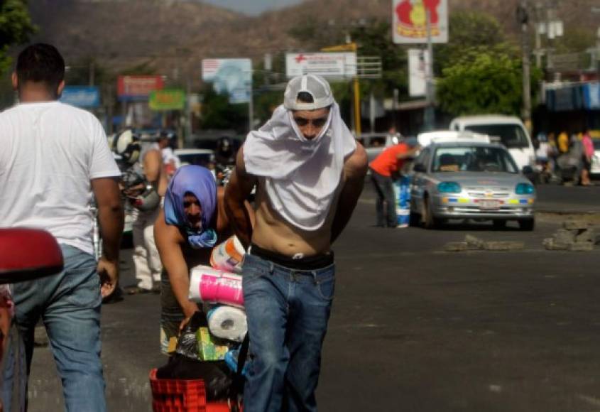 Las protestas, iniciadas por estudiantes que rechazaron las polémicas reformas de Ortega al Seguro Social y al sistema de pensiones, recrudecieron el fin de semana, con barricadas de piedras y llantas incendiadas en las calles, mientras turbas saquearon comercios en varios puntos de la capital.