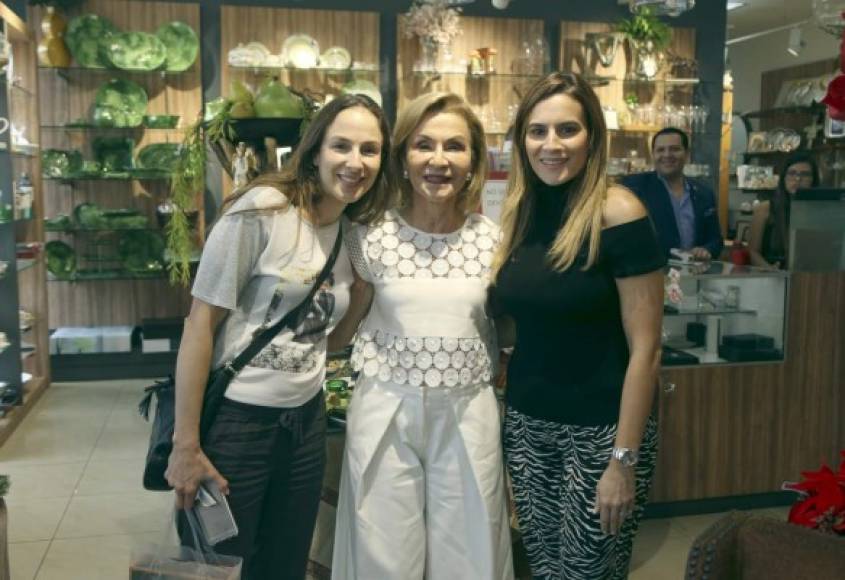 Jenny Facussé, Gloria y Blanca Hawit .