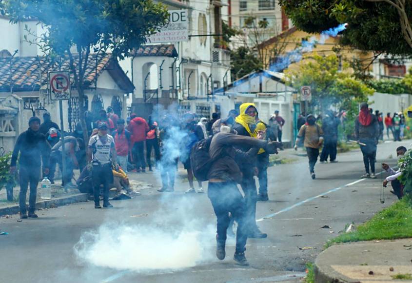 Las movilizaciones no ceden en Quito. Alrededor de un millar de indígenas que llegaron esta semana a la capital para exigir una reducción de los precios de los precios de los combustibles se dispersaron en grupos para avanzar sobre la ciudad.