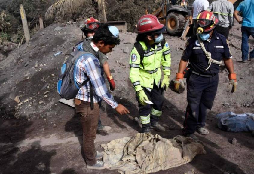 El pasado domingo, el volcán registró la erupción más fuerte en los últimas cuatro décadas, que ya se cobró la vida de 75 personas tras desatar una avalancha de material volcánico que sepultó a comunidades del poblado sureño de Escuintla.