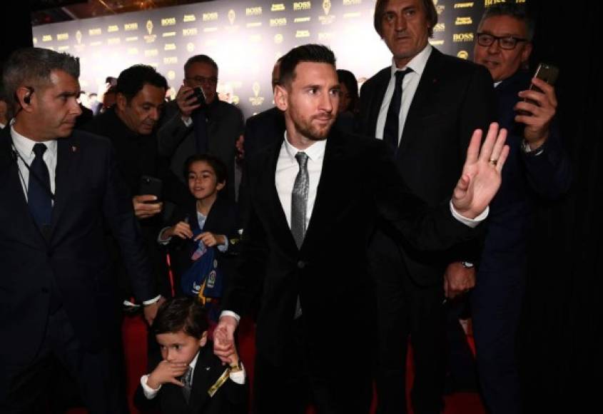 Lionel Messi saluda a los presentes a su llegada a la Alfombra Roja del Balón de Oro.