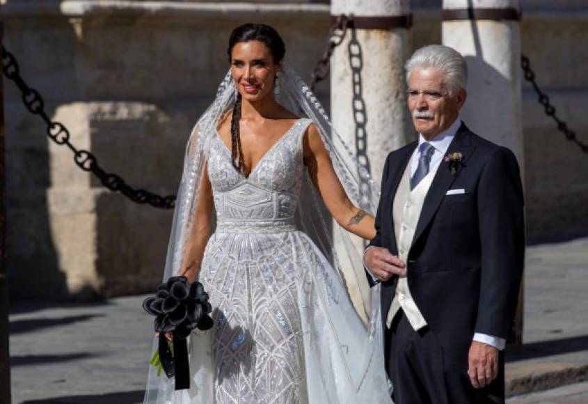 Pilar lució un vestido blanco lleno de brillantes con un escote pronunciado que resaltaba sus atributos.