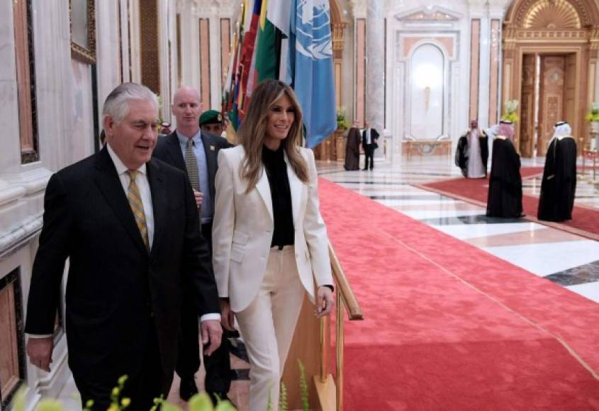 El secretario de Estado de EUA, Rex Tillerson, escoltó a Melania a la cumbre con el rey Salman.