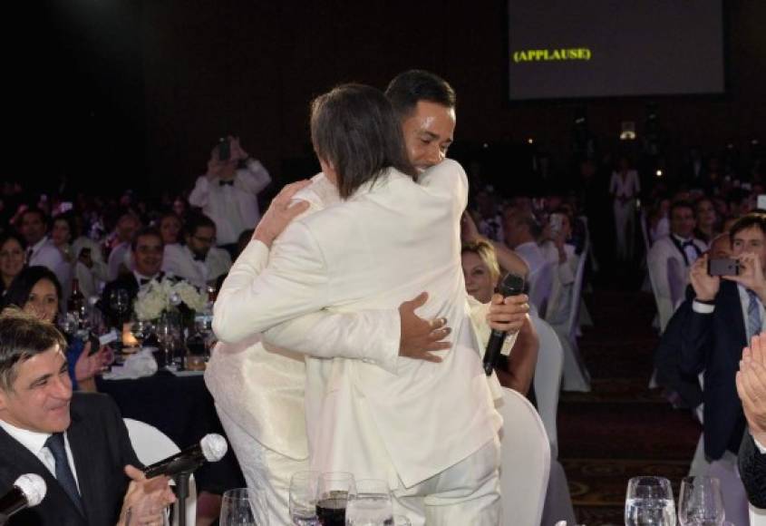 El abrazo de Romeo Santos y Roberto Carlos.