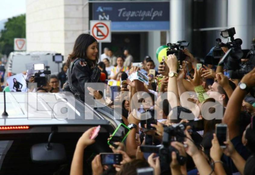 La cantante se tomó unos minutos y salió del vehículo para saludar y agradecer a sus fans.
