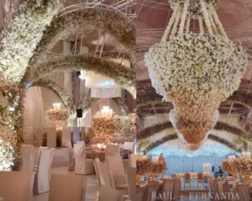 El lugar estaba exquisitamente decorado con costosos y elegantes arreglos florales.