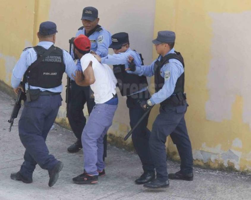 Este joven tuvo que ser detenido por la Policía Nacional de Honduras en las afueras del estadio Yankel Rosenthal.