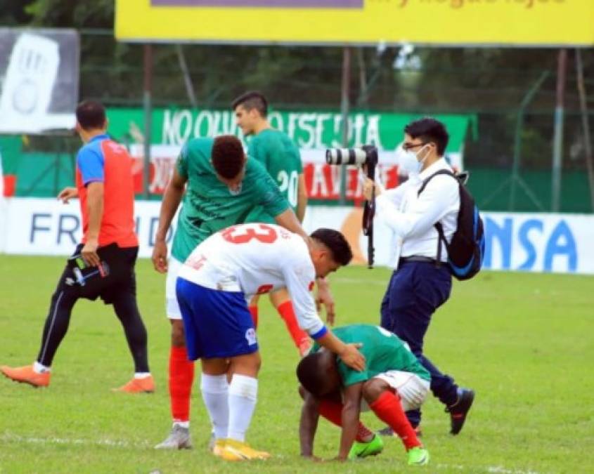 Buen gesto de Michaell Chirinos consolando a Edwin Solani Solano.