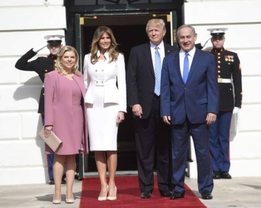 La primera dama estadounidense, Melania Trump, tuvo su primera presentación oficial en la Casa Blanca, al recibir al primer ministro israelí Benjamin Netanyahu y su esposa, Sara.