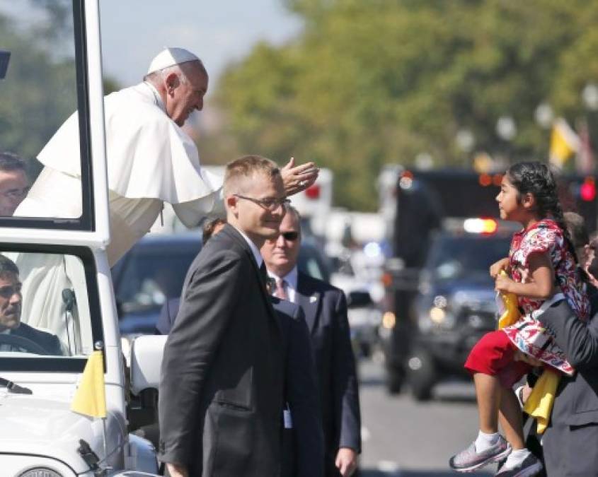 Francisco saluda a una niña hispana durante su recorrido en Washington.