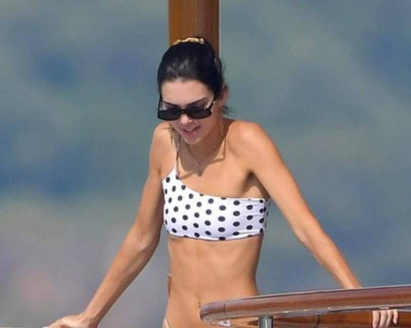 En su visita a Mónaco, Kendall, lució unos diminutivos trajes de baño que arrancó suspiros.