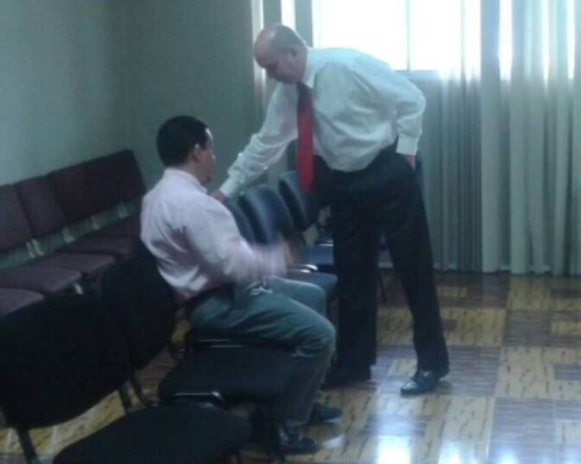 El exalcalde Padilla junto a su apoderado legal René Altamirano al notificarle de la orden de captura.