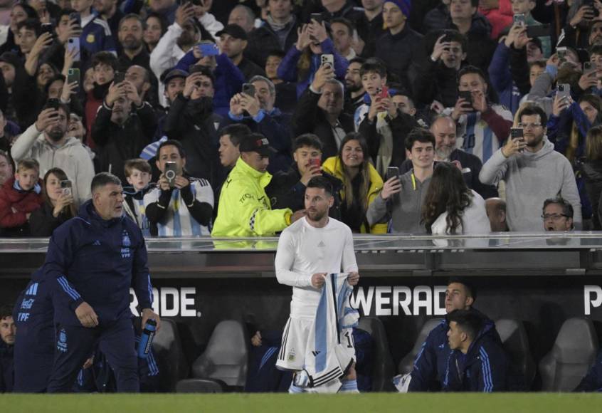 Leo Messi se preparó con todos su intrumentos para volver a jugar con Argentina luego de perderse el partido contra Bolivia por una lesión.