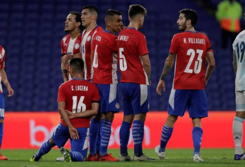 La defensa de Paraguay y su original manera de ponerse en la barrera en los tiros libres de Messi.