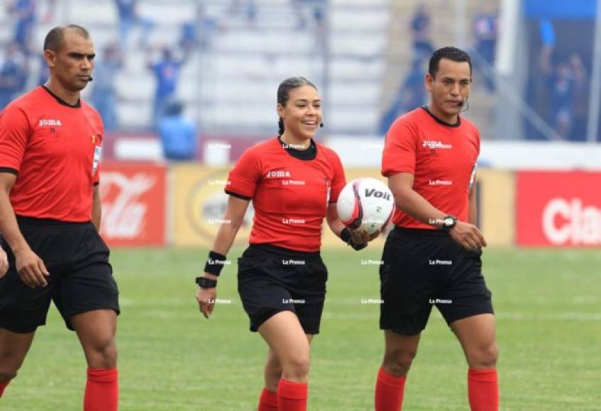 Momento en que Melissa Pastrana (centro) hacía su ingreso al césped del estadio Nacional de Tegucigalpa.