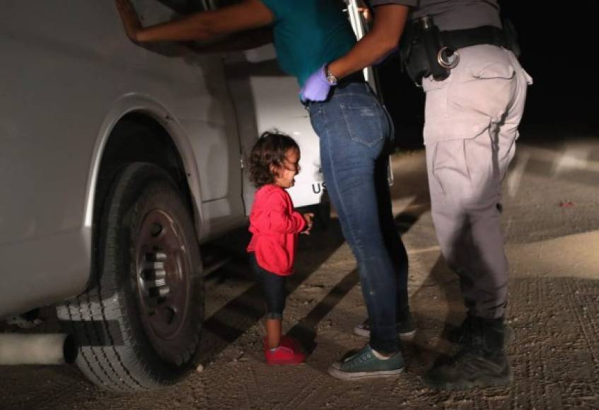 Un niño hondureño de dos años llora mientras su madre es capturada en la frontera. Madre e hijo cruzaron el río Bravo desde México y fueron detenidos por agentes de la Patrulla Fronteriza de Estados Unidos antes de ser enviados a un centro de procesamiento para una posible separación.