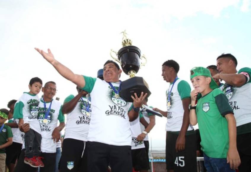 El entrenador Ramón Reyes, del Atlético Pinares, celebrando con el trofeo de campeón de la Liga de Ascenso.