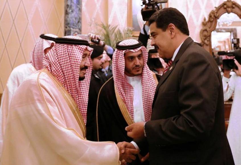 De gira por Medio Oriente, donde intenta acuerdos para mejorar el precio del petróleo, Maduro hizo desde Arabia Saudita un enlace a través de la televisión oficial en el que dijo estar atento a sus 'responsabilidades constitucionales al frente del Estado y del gobierno'.