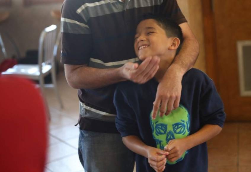 El pequeño Nathan, de 11 años, sonríe tras reunirse con su padre, Renán, de quien fue separado al cruzar ilegalmente la frontera de EEUU en mayo pasado.