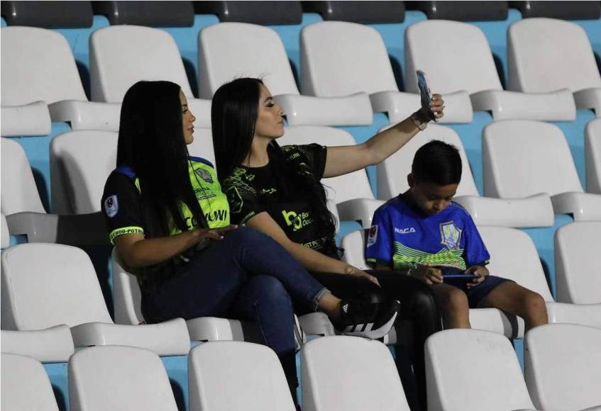  Érica Cabrera y Stephanie Lobo guardaron el momento en el Nacional con esta selfie.