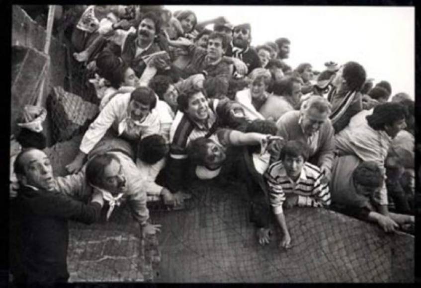 Tragedia de la puerta N°12 en el estadio Monumental de Argentina (1968). Se produjo durante el duelo entre River Plate y Boca Juniors, en la Puerta 12, una de las que facilitaban la salida de los simpatizantes visitantes, en ese caso de Boca. Por causas nunca aclaradas el sector de salida a la calle, luego de las escaleras, no se encontraba liberado, y la presión de la multitud que salía causó la muerte de las 71 víctimas, la mayoría de ellos, menores de edad.