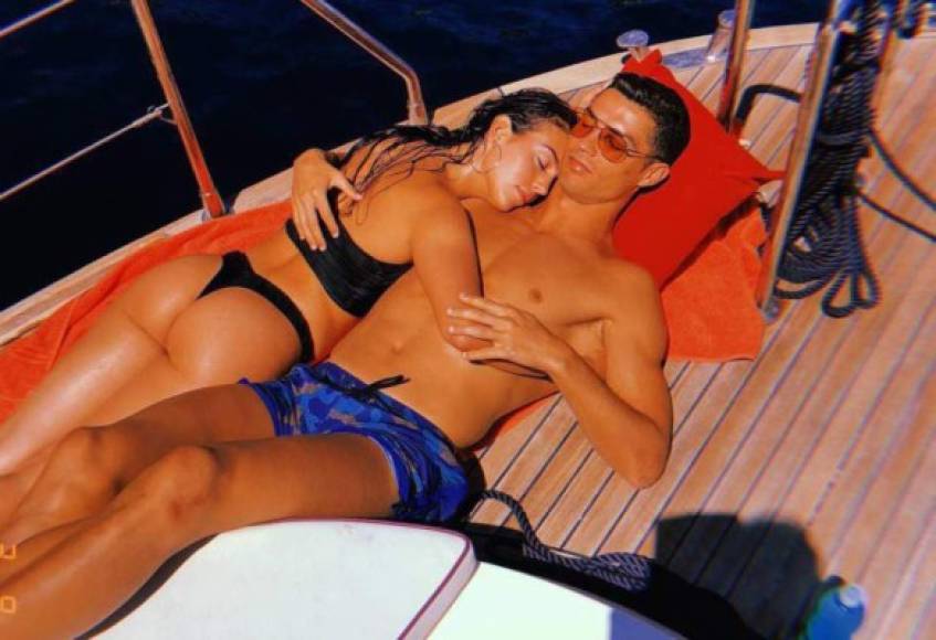Cristiano Ronaldo y su pareja decidieron pasar unas mini vacaciones en la paradisíaca isla italiana de Cerdeña, lugar en donde el hondureño David Suazo tuvo grandes actuaciones con la camiseta del Cagliari. Foto Instagram Georgina Rodríguez.