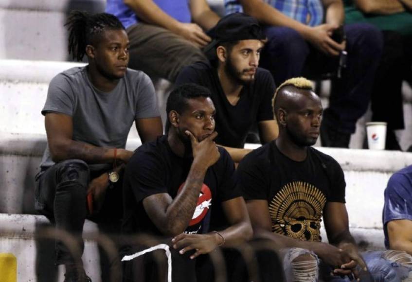 Estos jugadores del Honduras Progreso llegaron al estadio Olímpico para ver el partido Marathón-Santos.